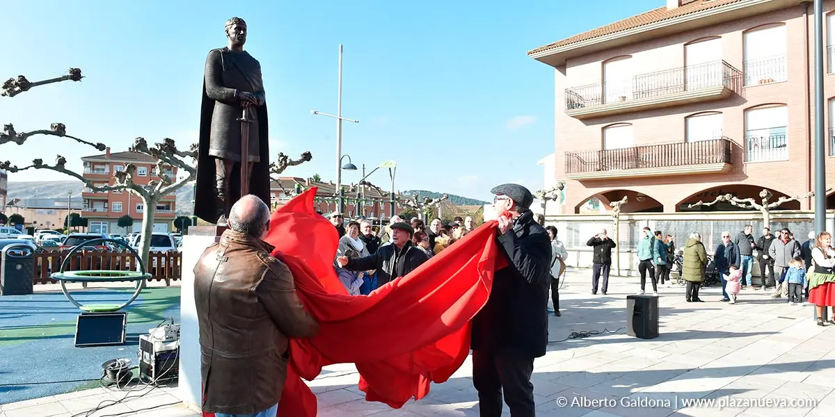 El alcalde de Andosilla, Jos&eacute; Manuel Ter&eacute;s, y el presidente de TEDER, Jos&eacute; Antonio Zudaire, descubriendo la escultura