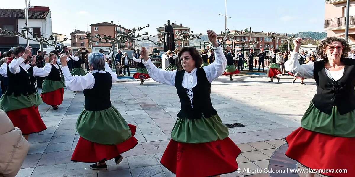 El grupo de danzas de Andosilla bailaba al ritmo de los gaiteros