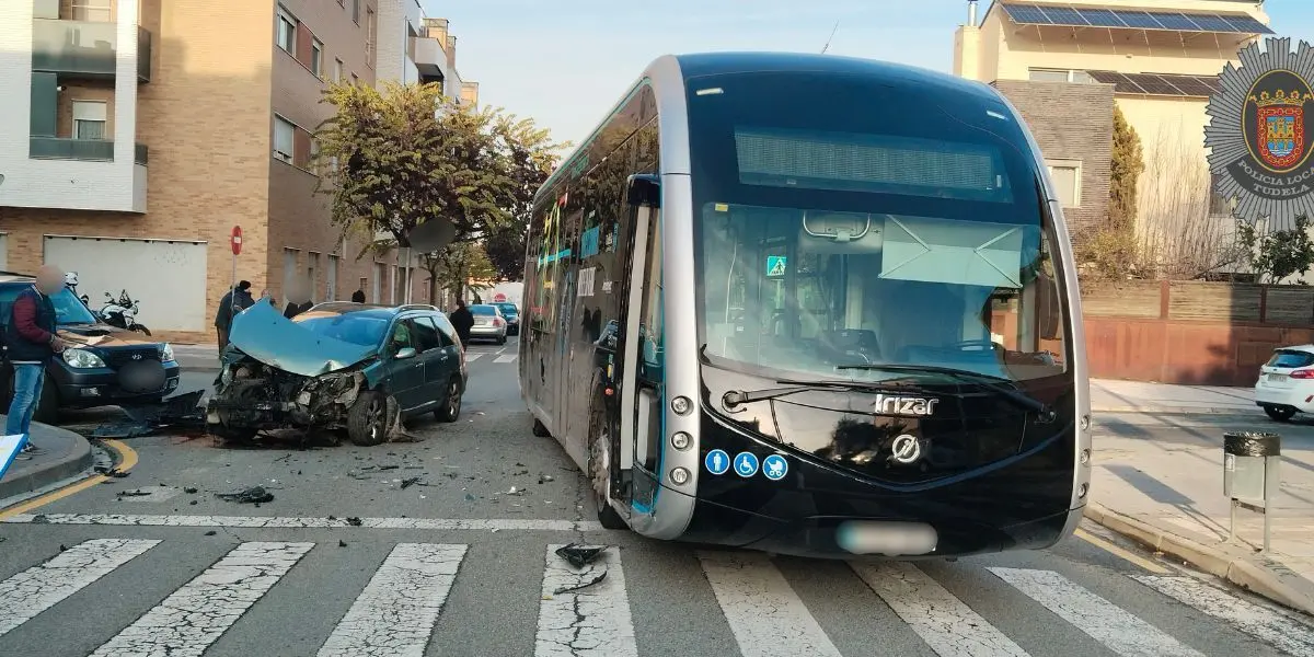 Accidente en el cruce de Bail&iacute;o con R&iacute;o de la Cuesta en Tudela donde un coche embisti&oacute; a un autob&uacute;s urbano. Ocupantes ilesos, pero da&ntilde;os materiales cuantiosos