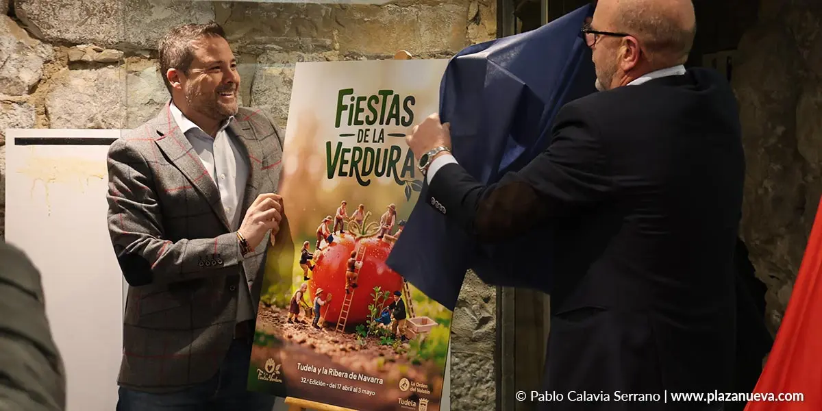 El alcalde de Tudela, Alejandro Toquero, y el presidente de la Orden, Celes Sebasti&aacute;n, destapando el cartel de las fiestas de la verdura de este a&ntilde;o