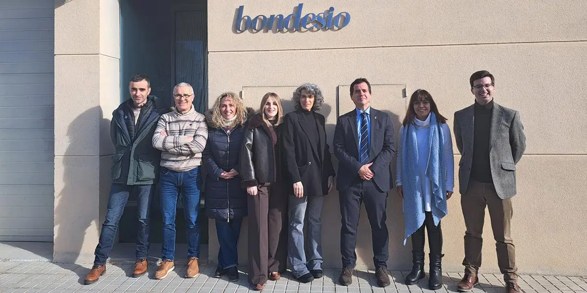 El consejero Irujo y el director general de Comercio, Pablo Ezkurra, junto a representantes de Bondesio en su visita a la empresa