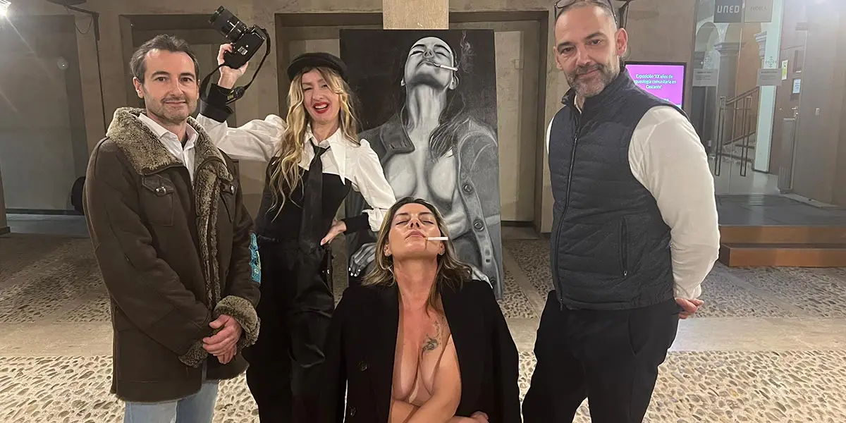 Bajo unos velos apareci&oacute; una modelo sentada en una silla que, al descubrirse, mostr&oacute; la misma pose que uno de los cuadros expuestos en un caballete situado detr&aacute;s