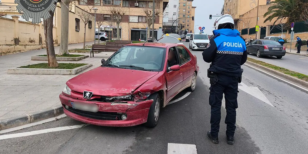 Polic&iacute;a Local de Tudela supervisando el control de tr&aacute;fico en Avenida del Barrio, con 9 sanciones a conductores