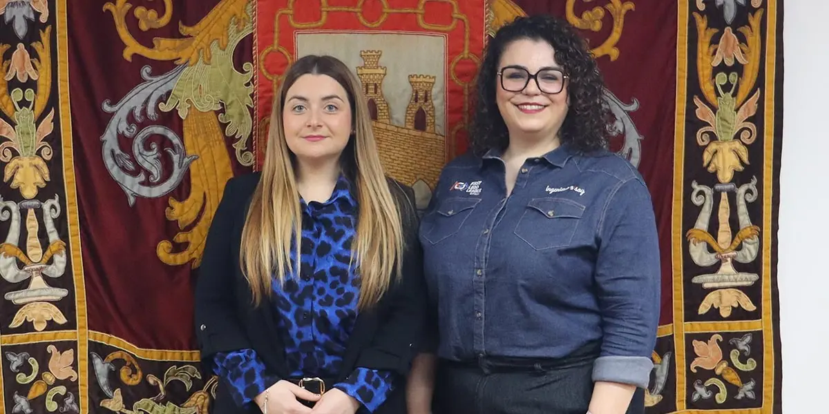 La concejal de Educaci&oacute;n del Ayuntamiento de Tudela, Laura Casanova e Inmaculada S&aacute;nchez, directora del programa FIRST&reg; LEGO&reg; League y de la Asociaci&oacute;n Ingeniera Soy