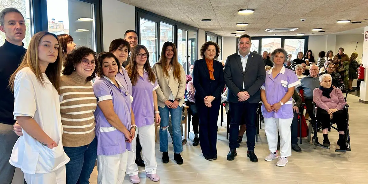 La consejera Maeztu junto al alcalde de Ribaforda, Tirso Calvo, y personal del centro de d&iacute;a de Ribaforada en el acto de inauguraci&oacute;n celebrado hoy
