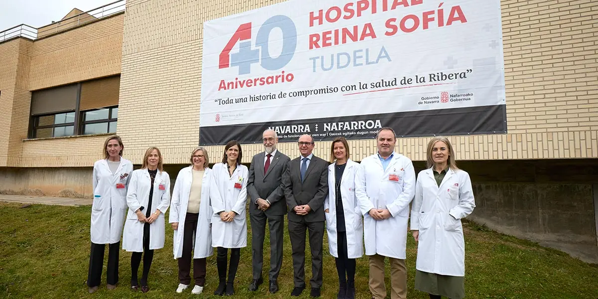El consejero de Salud, Fernando Dom&iacute;nguez, junto al director gerente del SNS-O, Jon Guajardo, y la gerente del &Aacute;rea de Salud de Tudela, Ana Campillo, y personal del centro en la presentaci&oacute;n del 40 aniversario del Hospital Reina Sof&iacute;a de Tudela