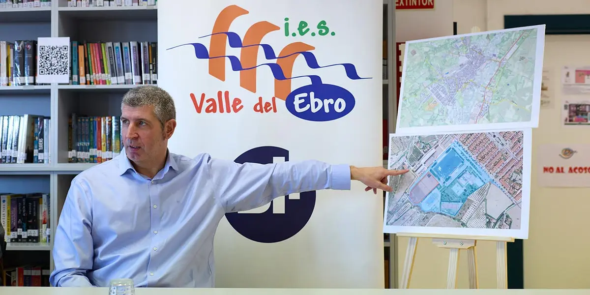 Un momento de la explicaci&oacute;n de la ubicaci&oacute;n del nuevo instituto
