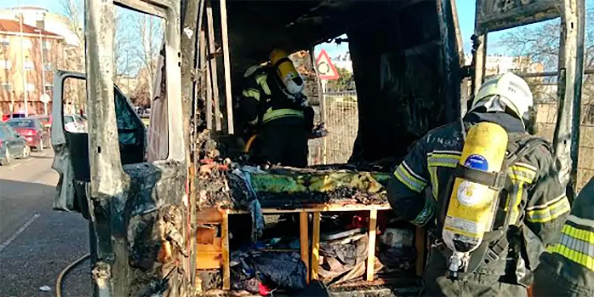 Imagen de la furgoneta calcinada tras el incendio cedida por Polic&iacute;a Local