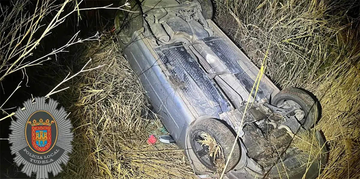 Veh&iacute;culo volcado en el Paseo del Cristo tras una maniobra evasiva al cruzarse con un animal en Tudela