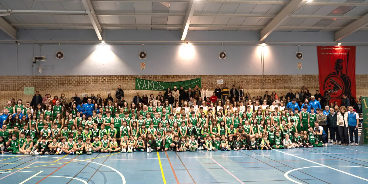 Presentaci&oacute;n CB Alfaro 2026 Foto familia posando