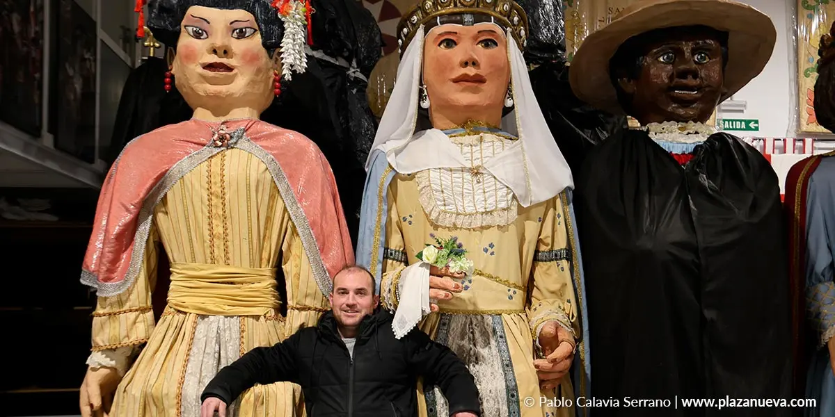I&ntilde;igo Moneo Sola, presidente actual del Centro Cultural Miguel S&aacute;nchez Montes, junto a los gigantes Perrinche