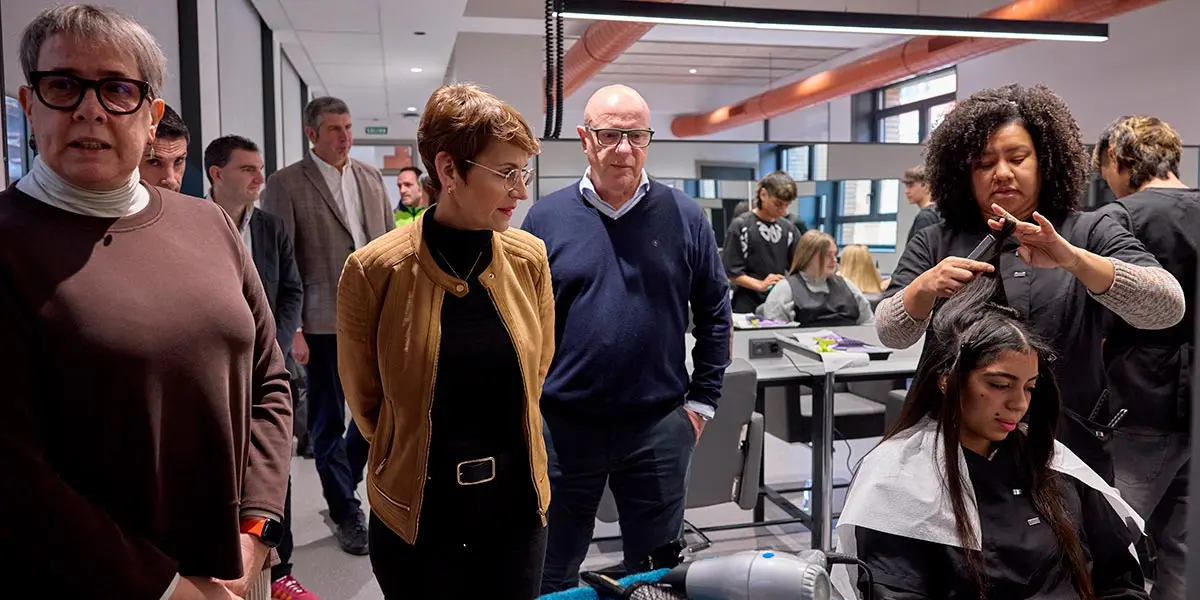 La Presidenta Chivite y el consejero Gimeno, durante su visita a las instalaciones del centro de FP de Tudela 2
