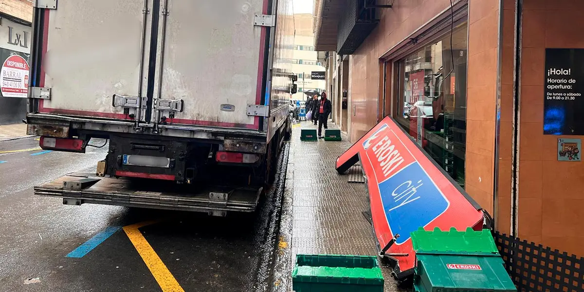 Cami&oacute;n de reparto derriba un cartel en Tudela sin causar heridos