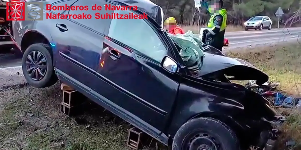 Una vecina de Tudela fallece tras la colisi&oacute;n de un coche y un cami&oacute;n en la N-121, en Bardenas Reales. Actuaron bomberos y Guardia Civil