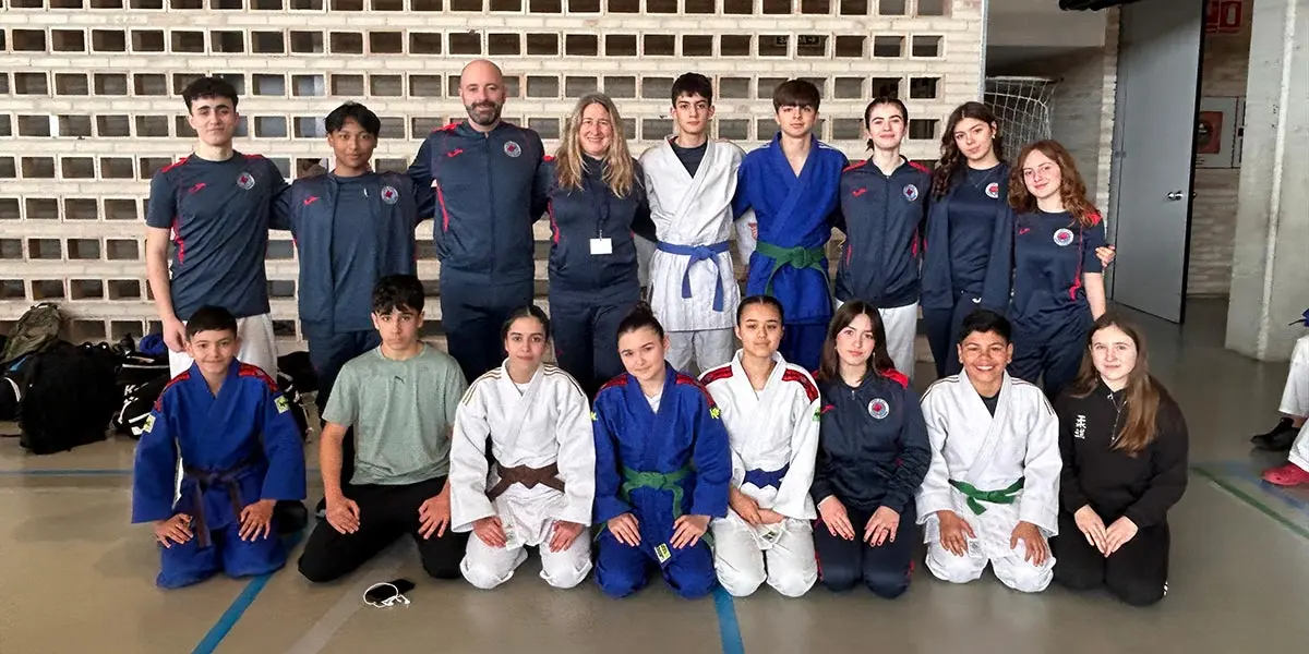 Judo Club Ribera Navarra Equipos infantil y cadete con sus entrenadores y compa&ntilde;eros ayudantes