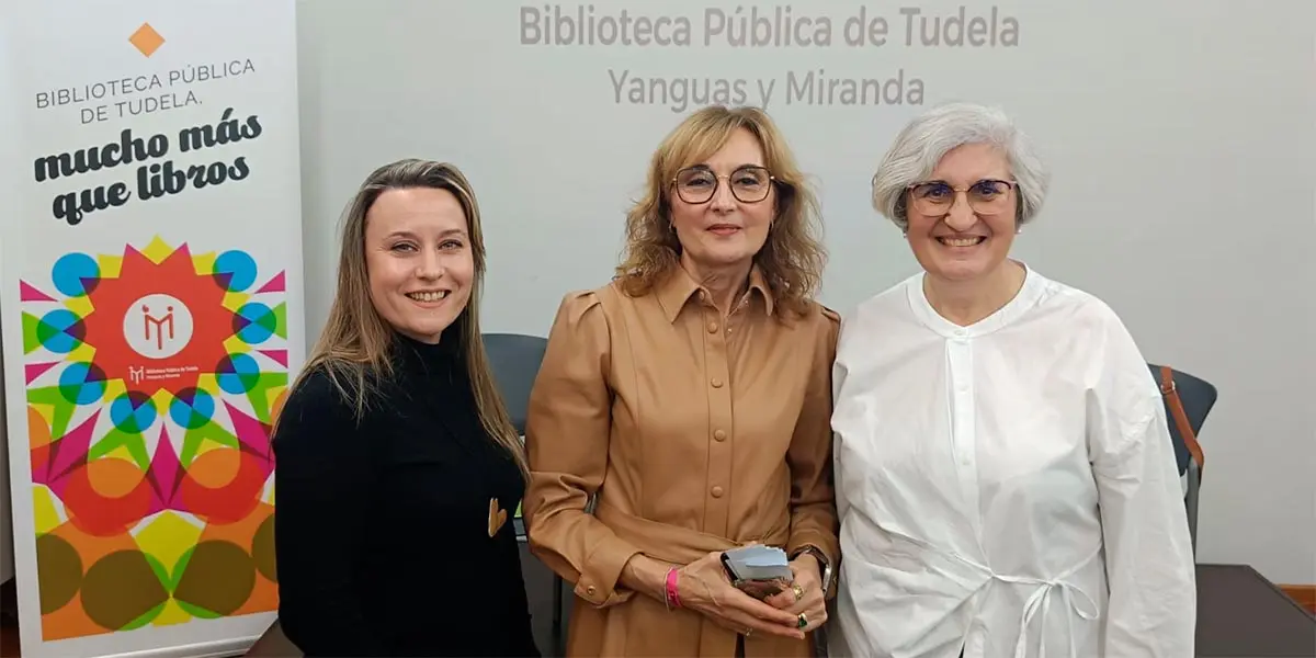 De izquierda a derecha, Inma Mart&iacute;nez de Sevillana, Pilar Jim&eacute;nez, bibliotecaria encargada de eventos y presentaciones, y Alicia Baigorri, durante la presentaci&oacute;n de la obra en Tudela