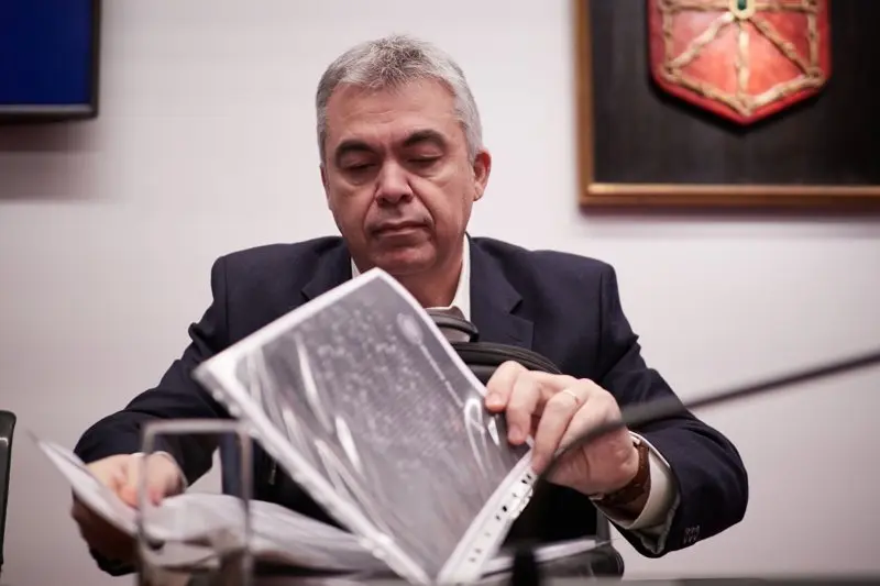 El exsecretario de organizaci&oacute;n del PSOE Santos Cerd&aacute;n comparece en la Comisi&oacute;n de Investigaci&oacute;n sobre adjudicaciones p&uacute;blicas del Parlamento de Navarra, a 11 de febrero de 2026, en Pamplona, Navarra (Espa&ntilde;a). Cerd&aacute;n comparece un d&iacute;a despu&eacute;s del consejero