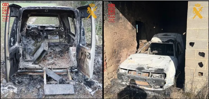 Detalle de los veh&iacute;culos calcinados tras provocar su incendio.