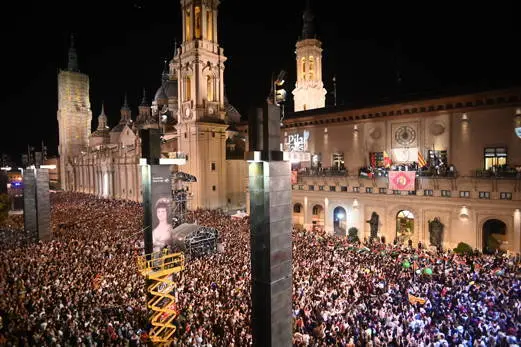 Archivo - Preg&oacute;n de inicio de las Fiestas del Pilar, desde el balc&oacute;n del Ayuntamiento de Zaragoza en 2025