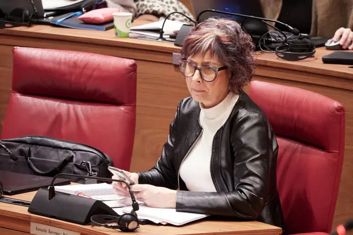 Consejera de Cultura, Deporte y Turismo, Rebeca Esnaola Bermejo  durante el pleno del Parlamento de Navarra, a 18 de enero de 2024, en Pamplona, Navarra, (Espa&ntilde;a).