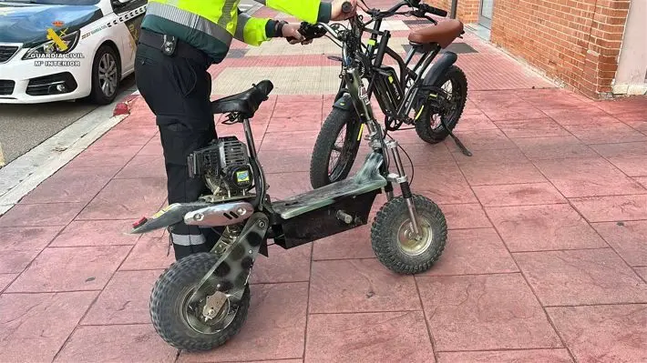 Archivo - Intervenidos en La Rioja un patinete y una bicicleta modificados para aumentar su velocidad hasta la de un ciclomotor
