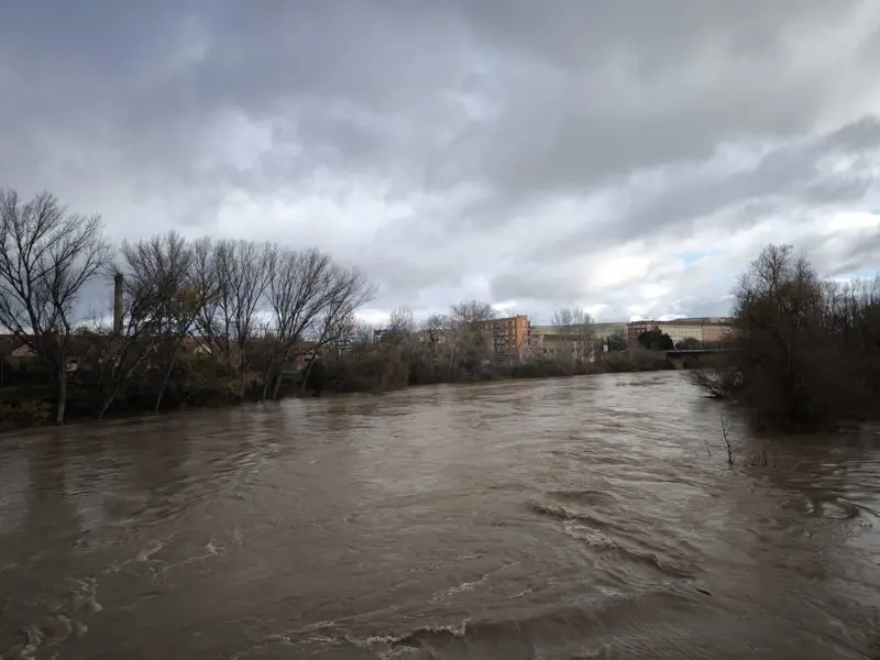 Archivo - El r&iacute;o Ebro con bastante caudal en Logro&ntilde;o
