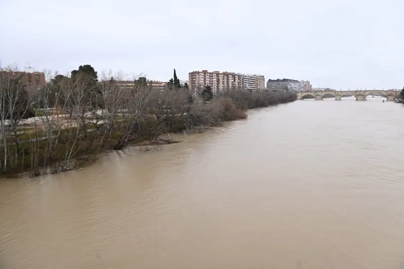 Crecida del r&iacute;o Ebro a su paso por la ciudad, a 13 de febrero de 2026, en Zaragoza, Arag&oacute;n (Espa&ntilde;a)