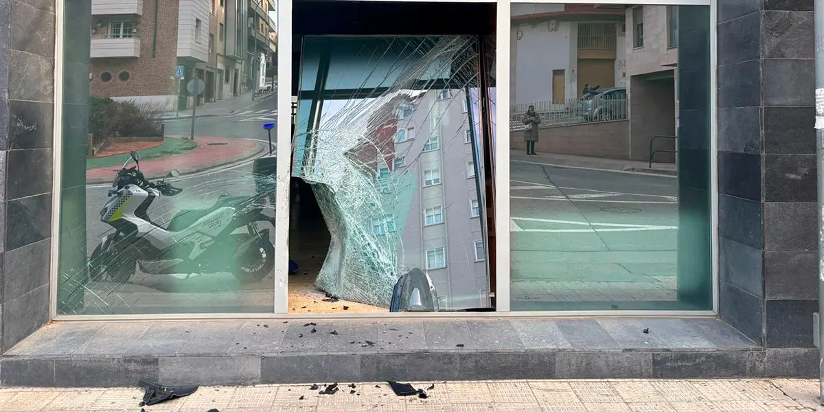 Estado en el que qued&oacute; la luna del comercio tras el accidente ocurrido el domingo 15 de febrero en Tudela, cuando un joven se estrell&oacute; con su motocicleta y huy&oacute; del lugar