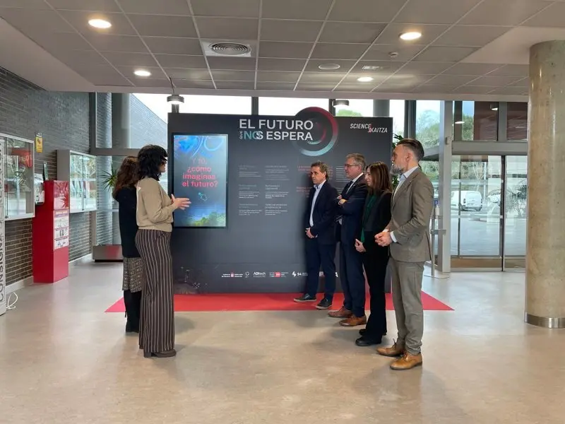 El consejero de Universidad, Innovaci&oacute;n y Transformaci&oacute;n Digital, Juan Luis Garc&iacute;a, visita en Tudela la exposici&oacute;n itinerante de SciencEkaitza.