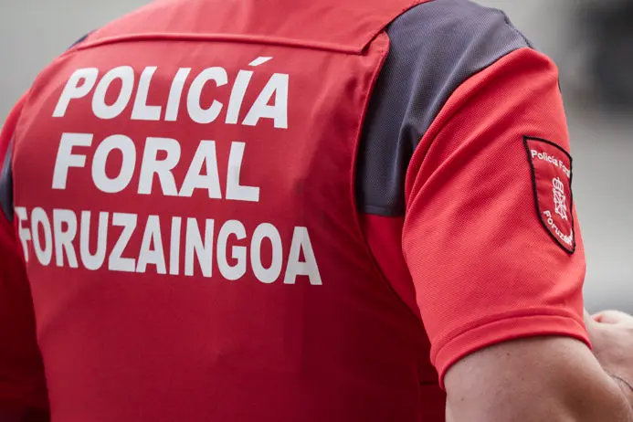 Archivo - Un agente de la Polic&iacute;a Foral en una imagen de archivo.