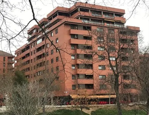 Archivo - Bloque de viviendas de un edificio de ladrillo caravista