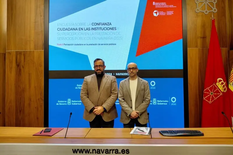 El vicepresidente Javier Rem&iacute;rez y Txerra Garc&iacute;a de Eulate, en la presentaci&oacute;n de los resultados de la encuesta.