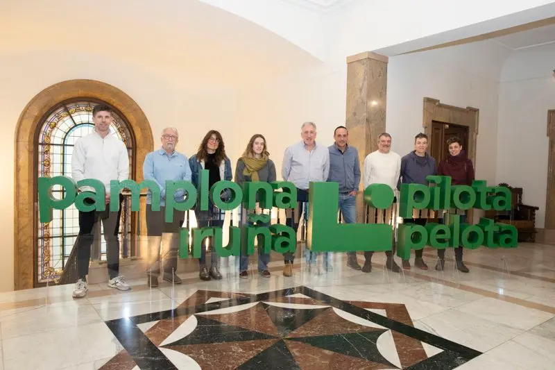 El alcalde de Pamplona, Joseba Asiron, con el Comit&eacute; Cient&iacute;fico del Congreso Internacional de Pelota Vasca.