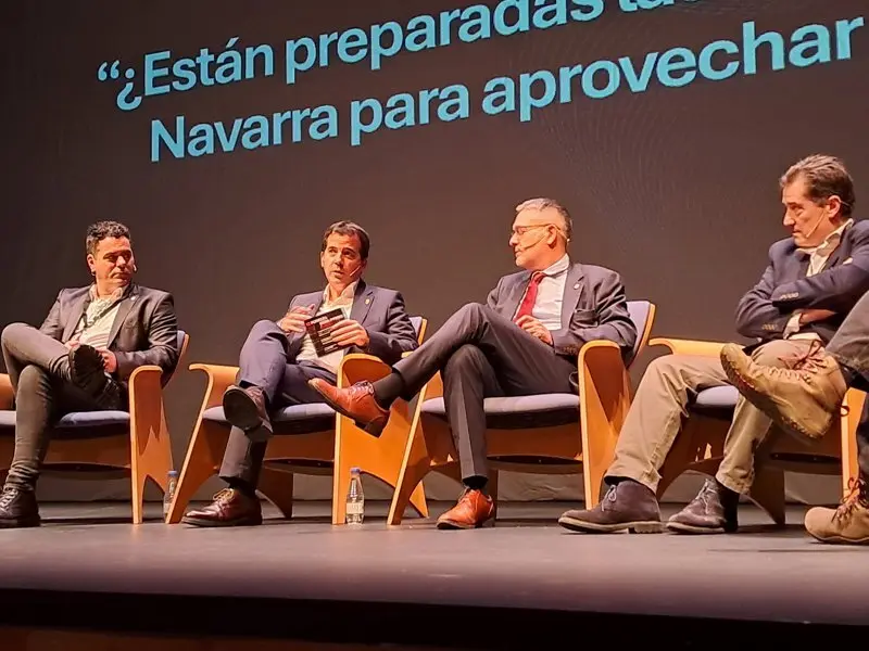 Los consejeros Irujo y Garc&iacute;a durenta la mesa redonda.