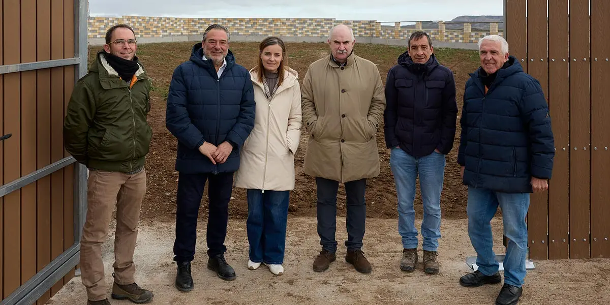 En el centro, de izda. a dcha., el presidente de la Comunidad de Bardenas, Jos&eacute; Mar&iacute;a Agramonte, la directora general de Medio Ambiente, Ana Breta&ntilde;a, y el consejero Aierdi, junto con los t&eacute;cnicos