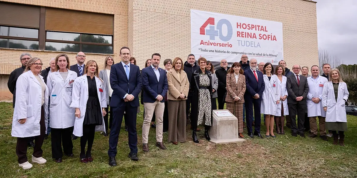 La Presidenta Chivite con personal directivo y autoridades, en el 40&ordm; aniversario del Hospital Reina Sof&iacute;a