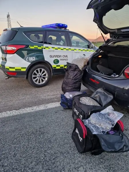Bolsas con droga encontradas en el interior del veh&iacute;culo.