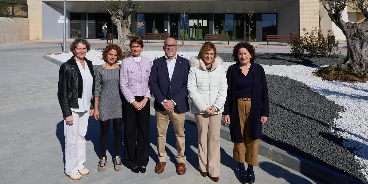 La directora gerente de la ANADP, In&eacute;s Franc&eacute;s; la directora del centro, Anyuri Gorj&oacute;n; la Presidenta Chivite; el alcalde de Murchante, Macario Jarauta; la delegada del Gobierno en Navarra, Alicia Echeverr&iacute;a; y la consejera Maeztu