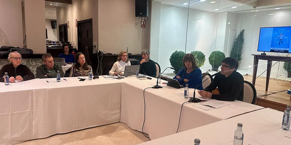 Javier Arakama y Ana Ollo, junto a representantes de entidades y agentes sociales de la Ribera, durante el encuentro celebrado en el Hotel Bardenas de Tudela para abordar las l&iacute;neas estrat&eacute;gicas del euskera