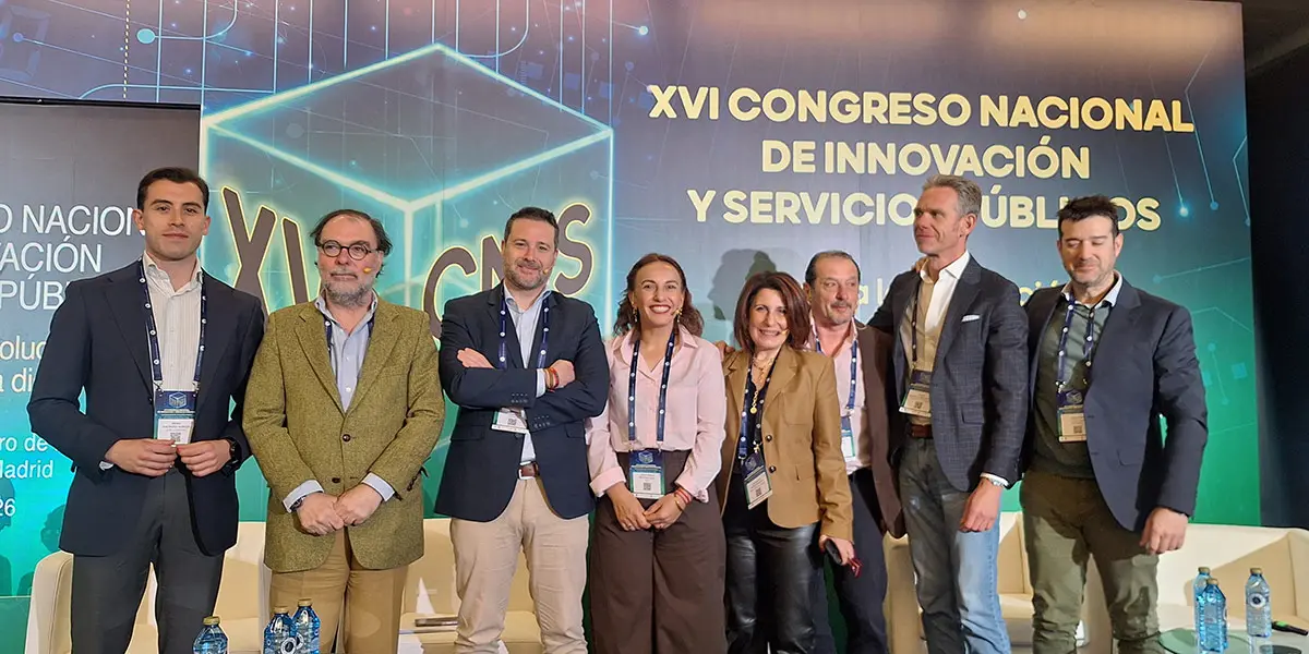 Alejandro Toquero, junto al resto de participantes en el XVI Congreso Nacional de Innovaci&oacute;n y Servicios P&uacute;blicos (CNIS 2026)