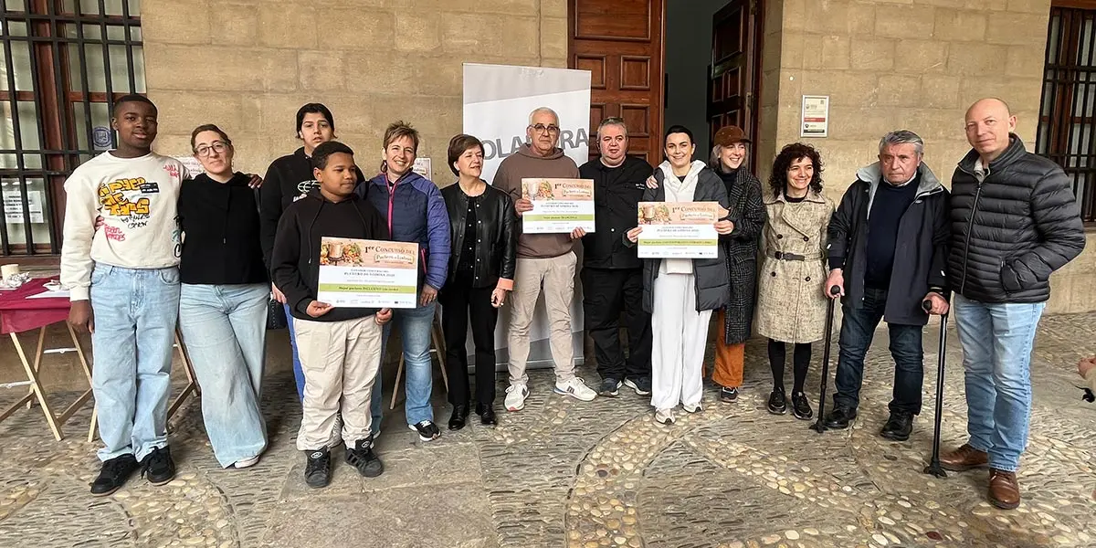 Participantes, organizaci&oacute;n y asistentes posaron tras la entrega de premios del Concurso de Puchero celebrado en Lodosa
