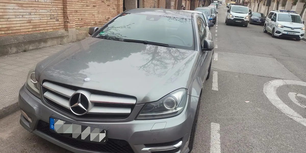 Detenido un var&oacute;n de 21 a&ntilde;os por un presunto delito de falsedad documental. Conduc&iacute;a su turismo con una placa extranjera que no correspond&iacute;a con el n&uacute;mero de bastidor del turismo, estando la placa original caducada.
