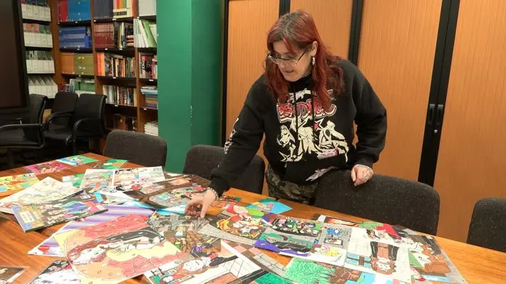 Archivo - La ilustradora de las cartas del juego '&iquest;Qui&eacute;n es m&aacute;s Saputo?', Ainhoa Rodr&iacute;guez, con varios de sus dibujos.