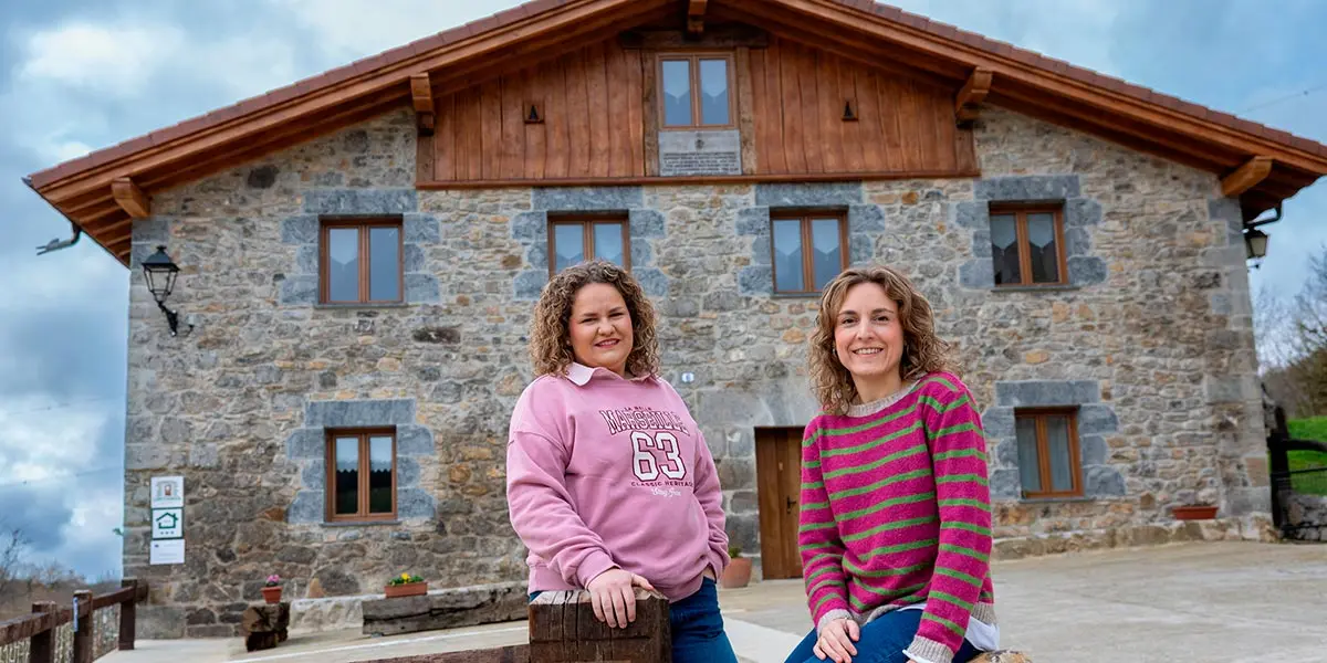 Maite y Ainhoa Del &Aacute;lamo Aldanondo, orgullosas gestoras de la casa rural &lsquo;Lopetxonea&rsquo; en Madoz, en el pueblo de sus abuelos