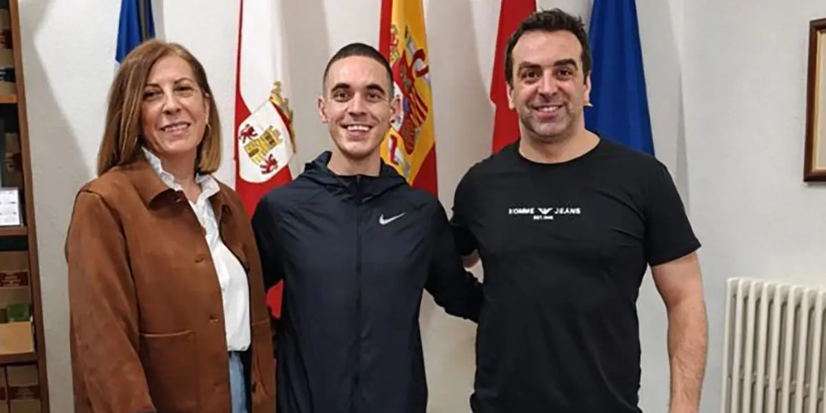 Asier Corral junto a la concejal de deportes Maite Melero y el alcalde Carlos Bonel