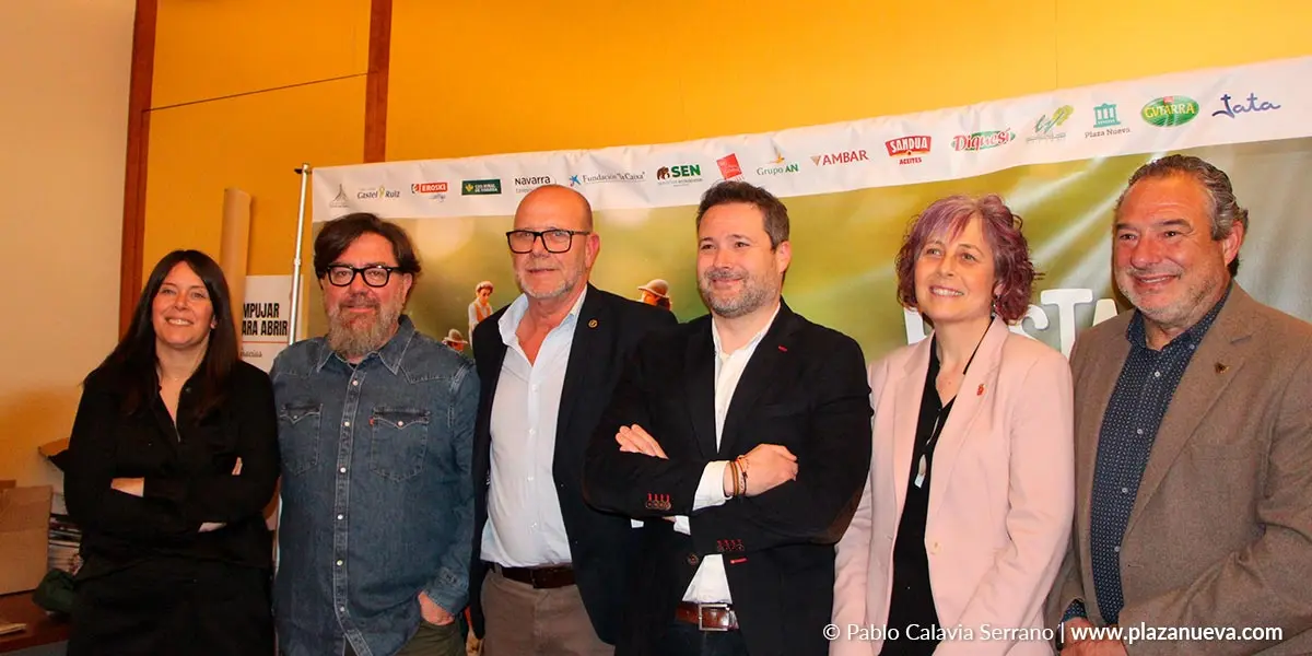 Representantes institucionales y organizadores en la presentaci&oacute;n del programa de las XXXII Fiestas de la Verdura, en la sede de Bardenas Reales de Tudela