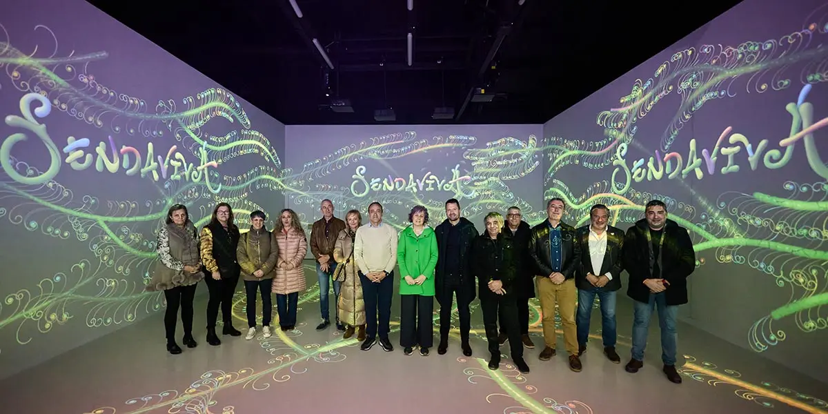 La consejera Esnaola, junto al resto de personas participantes en la visita, en la sala &lsquo;El Origen&rsquo; del parque Sendaviva