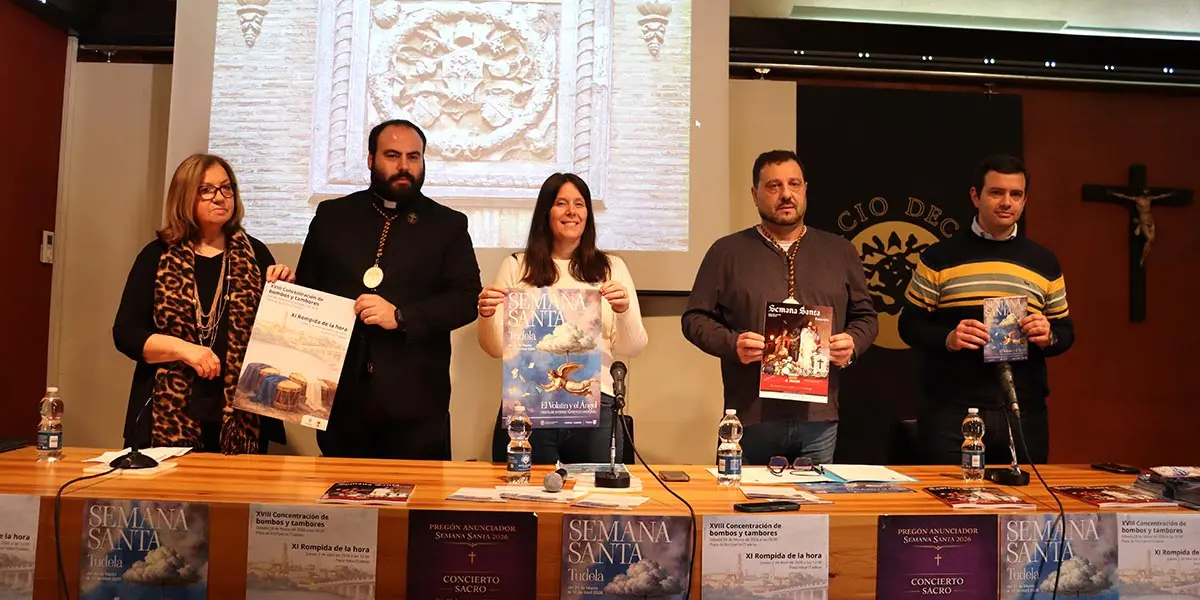 En la presentaci&oacute;n de los actos, que se desarrollar&aacute;n del 20 de marzo al 12 de abril, la concejala de Turismo, Irune Garc&iacute;a, ha estado acompa&ntilde;ada por Pedro Mart&iacute;nez y H&eacute;ctor Arratibel, representantes de la Asociaci&oacute;n de Cofrad&iacute;as, as&iacute; como por representantes de la Hermandad de la Pasi&oacute;n Viviente de Tudela, pregoneros este a&ntilde;o del D&iacute;a del Volat&iacute;n