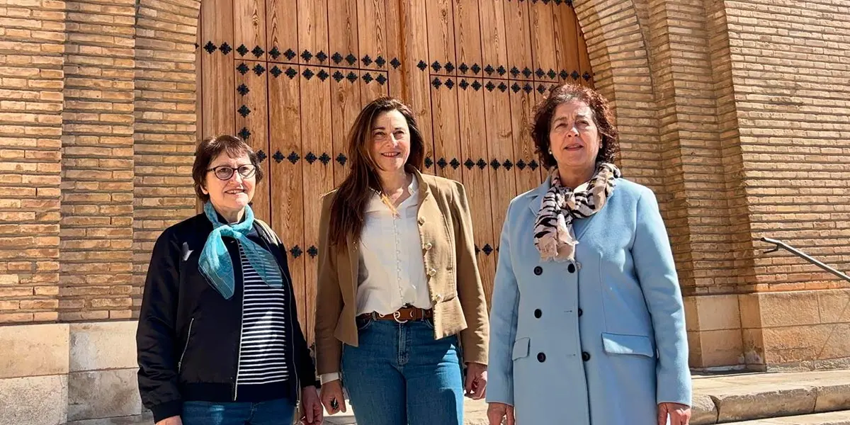 Maite Martiartu Garc&iacute;a (centro) junto a Victoria Ullate Lorente (izquierda) y M&ordf; Antonia Mart&iacute;nez Garc&eacute;s (derecha), voluntarias que trabajan para mantener viva la Semana Santa de Murchante