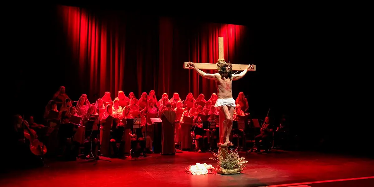 Escena de la crucifixi&oacute;n de La Pasi&oacute;n Superstar de Cintru&eacute;nigo